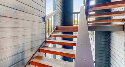 Downtown McCall Condo | Fireplace + Balcony