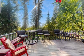 Terrace/patio - Peaceful Cabin Near Cascade Lake & Stream (Cascade)