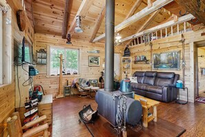 TV, DVD player, offices - Peaceful Cabin Near Cascade Lake & Stream (Cascade)