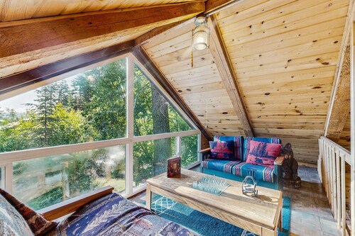 Peaceful Cabin Near Cascade Lake & Stream