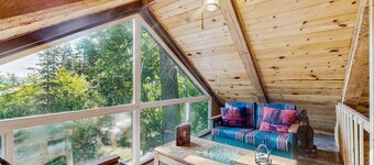 Peaceful Cabin Near Cascade Lake & Stream