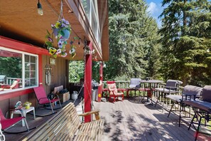 Terrace/patio - Peaceful Cabin Near Cascade Lake & Stream (Cascade)