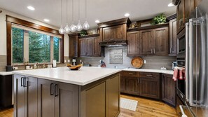 Fridge, microwave, oven, stovetop - Modern McCall Home, 3 Kings, Firepit & Amenities (McCall)