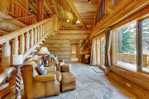 Lakefront Cascade Cabin | Private Dock & Games