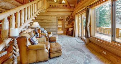 Lakefront Cascade Cabin | Private Dock & Games