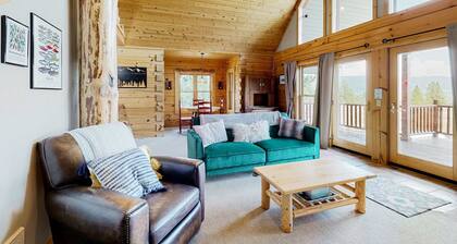 Mountain Retreat with Pool & Golf Access