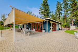 Outdoor dining - Mountain View Retreat | Pool & Golf Access (New Meadows)