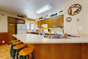 Fridge, microwave, oven, stovetop - Bright McCall Retreat - Pool, Hot Tub & Fitness (McCall)