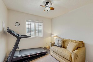 TV, DVD player, offices - Central Boise Home Garage Yard & Park Access (Boise)