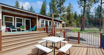 New Meadows Retreat | Large Deck, Fire Pit, Resort