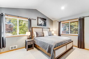 3 bedrooms, iron/ironing board, WiFi, bed sheets - McCall Home Pool, Hot Tub & Gym Access (McCall)