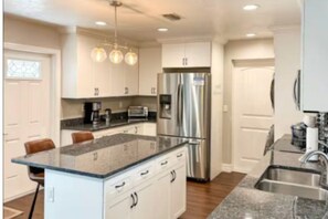 Microwave, oven, stovetop, dishwasher - Eagle Landing 3 bedroom + 2 bath and HEATED pool (Sarasota)