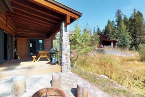 Outdoor dining - Tamarack Ski In Out Cottage with Fire Pit (Donnelly)
