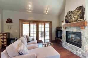TV, fireplace, DVD player, offices - Tamarack Ski In Out Cottage with Fire Pit (Donnelly)