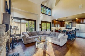 TV, fireplace, DVD player, offices - Tamarack Ski-In/Out Cabin, Hot Tub, Sleeps 8 (Donnelly)