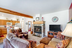 Televisio, takka, DVD-soitin, työhuone