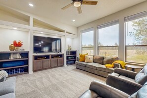 TV, video games, offices - Donnelly Home, Hot Tub, AC, Fire Pit,Extra Parking (Donnelly)