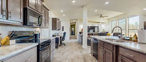 Refrigerador, microondas, horno y parrilla de estufa