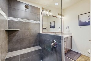 Een douche, een haardroger, handdoeken, shampoo