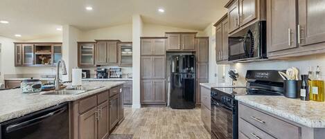 Réfrigérateur, four à micro-ondes, un four, surface de cuisson