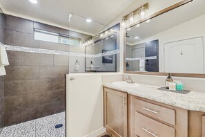 Shower, hair dryer, towels, shampoo - Donnelly Home, Hot Tub, AC, Fire Pit,Extra Parking (Donnelly)