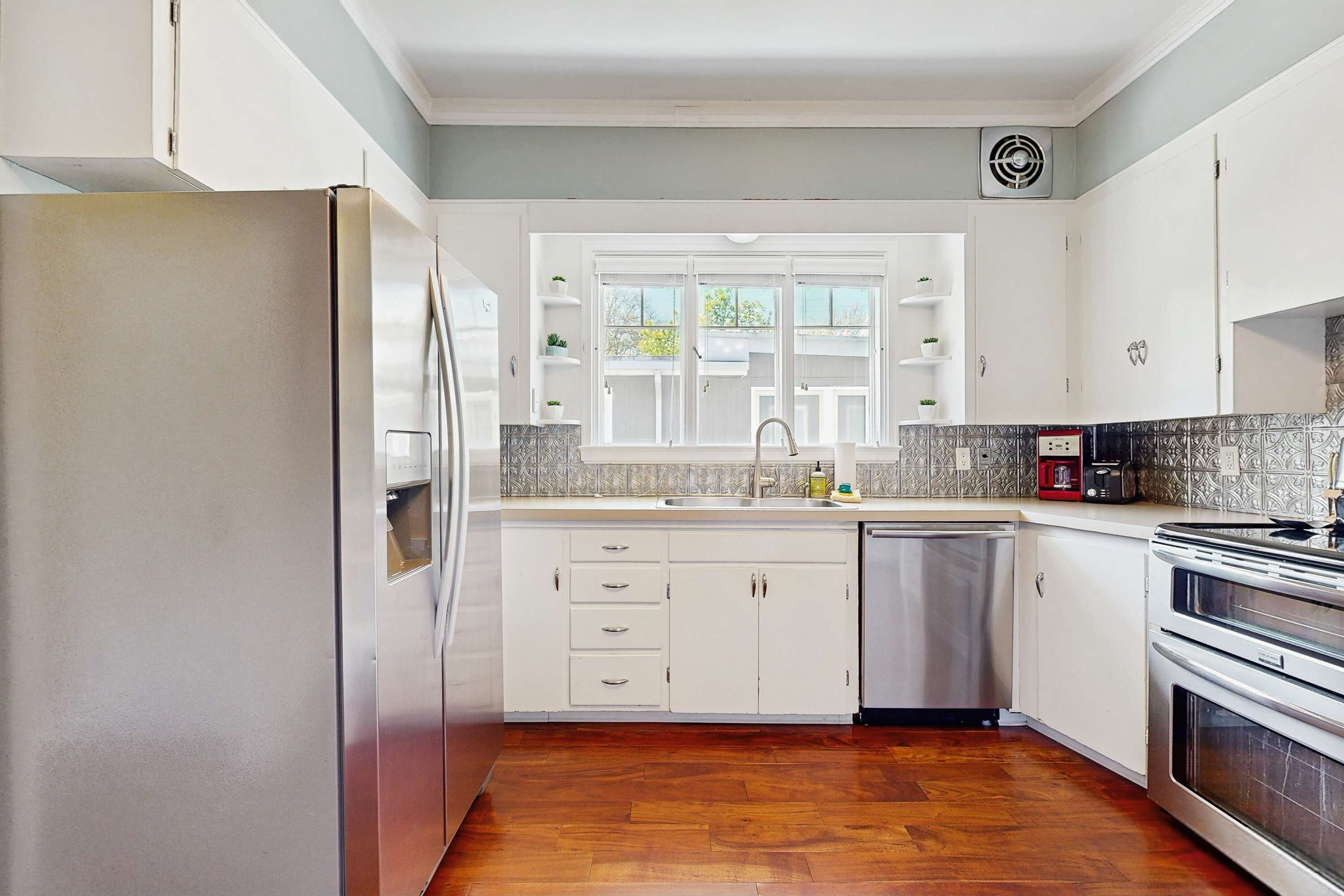 Refrigerador, microondas, horno y parrilla de estufa 