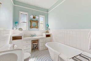 Shower, hair dryer, towels, shampoo - Historic Craftsman Yard, Patio & Fireplace (Boise)
