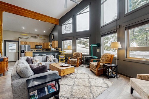 Spacious Mountain Retreat with Sauna, Hot Tub & Pool