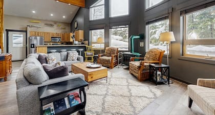 Spacious Mountain Retreat with Sauna, Hot Tub & Pool