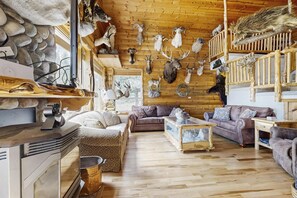 テレビ、暖炉、DVD プレーヤー、書斎 / ワークスペース