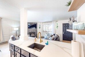 TV, fireplace, offices - McCall Condo Near Lake Balcony & Fireplace (McCall)