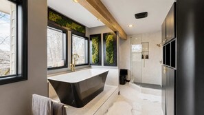 Shower, hair dryer, towels, shampoo - Luxury Mountain View Retreat | Hot Tub & Game Room (McCall)