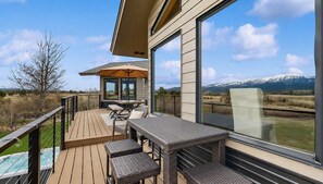 Outdoor dining - Luxury Mountain View Retreat | Hot Tub & Game Room (McCall)