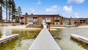 Un hôtel doté d’une piscine, d’un quai et offrant une vue sur les environs.