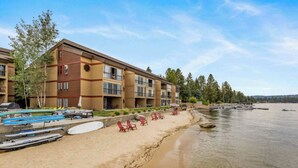 Un hôtel à plusieurs étages offrant une vue sur la plage, doté d’une terrasse et proposant des canoës.