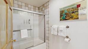 Shower, hair dryer, towels, shampoo - McCall Condo, Lakefront, Beach Access, Pool (McCall)