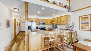 Fridge, microwave, oven, stovetop - McCall Condo, Lakefront, Beach Access, Pool (McCall)
