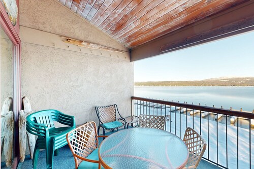 Lakeside Getaway: Beach Access, Shared Pool and Grills