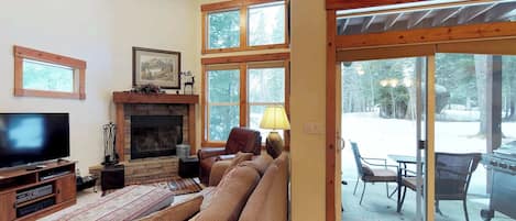 Télévision, cheminée, lecteur de DVD, chaßne hi-fi