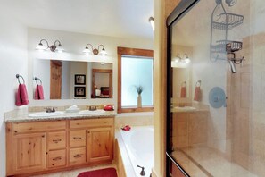 Shower, hair dryer, towels, shampoo - McCall Golf Course Condo | Pools, Hot Tub & Patio (McCall)