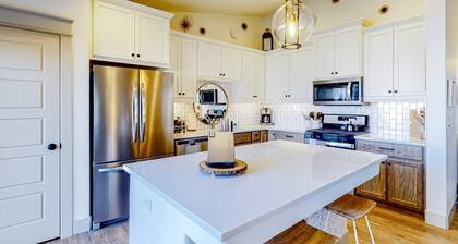 Spacious Meridian Retreat Near Parks & Golf