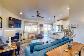 TV, fireplace, offices - Spacious Meridian Retreat Near Parks & Golf (Meridian)