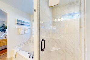 Shower, hair dryer, towels, shampoo - Spacious Meridian Retreat Near Parks & Golf (Meridian)