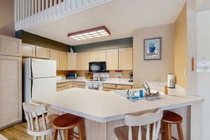 Fridge, microwave, oven, stovetop - McCall Condo | Pools, Gym, Loft with Game Room (McCall)