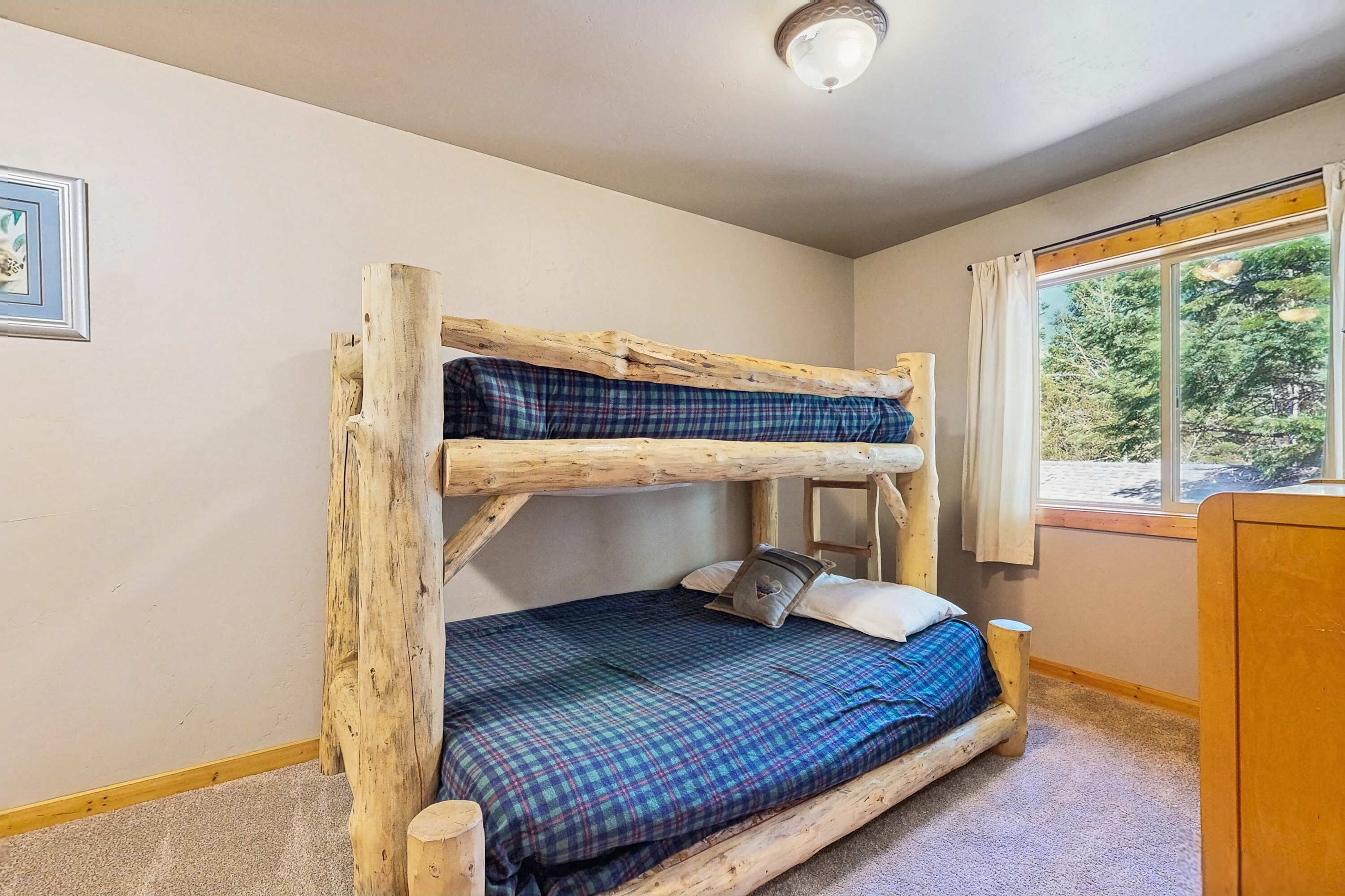 4 slaapkamers, een strijkplank/strijkijzer, wifi, beddengoed