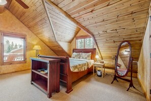 3 bedrooms, desk, WiFi, bed sheets - Luxury McCall Log Cabin Hot Tub & Gourmet Kitchen (McCall)
