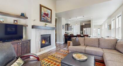 Modern McCall Family Retreat, Loft, AC, Deck
