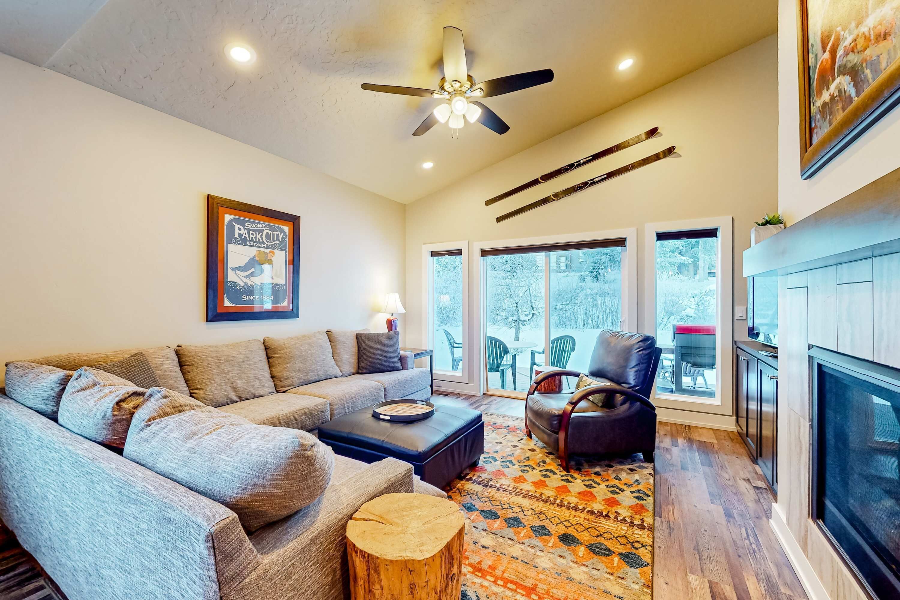 Televisie, een open haard, een dvd-speler en een kantoor