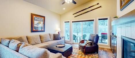 Televisión, chimenea, reproductor de DVD, oficina