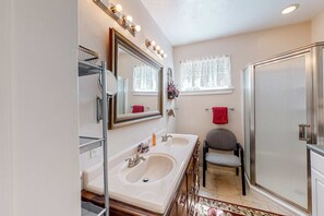 Dusche, Handtücher, Shampoo